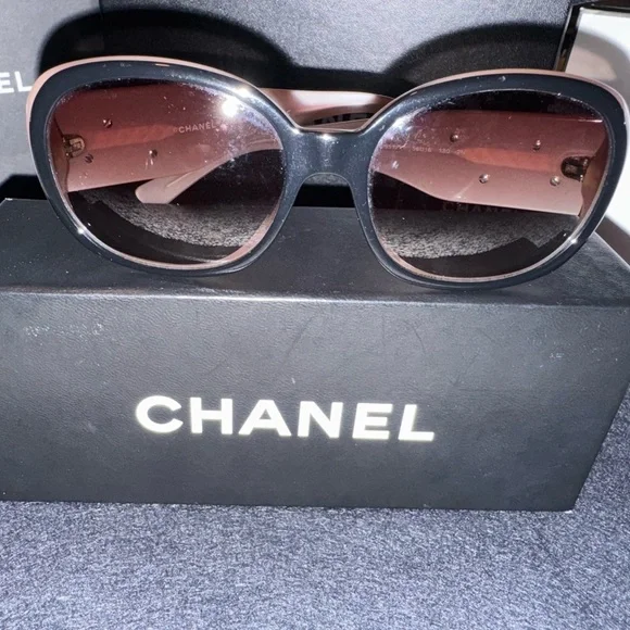 CHANEL Black and Pink Oversized Sunglasses - Picture 3 of 16